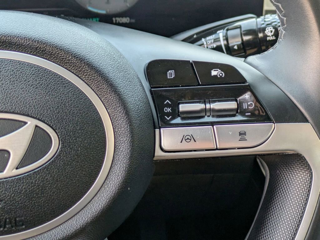 Used 2025 Hyundai Elantra SEL image 21