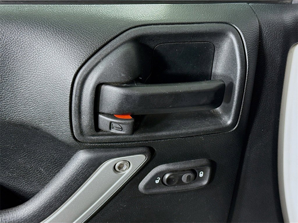 Used 2017 Jeep Wrangler Unlimited Rubicon w/ Connectivity Group image 21