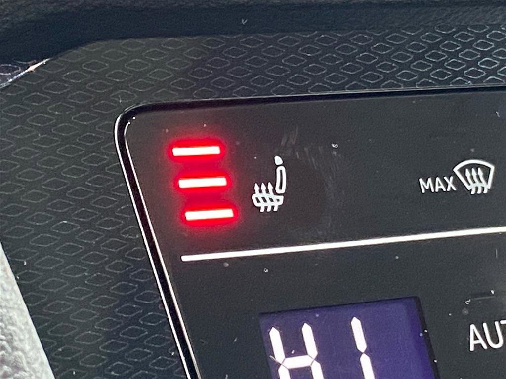 Used 2025 Volkswagen Taos SE image 18