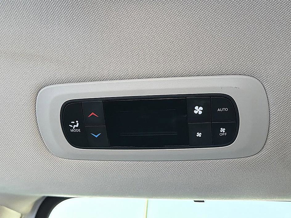 Used 2023 Chrysler Pacifica Touring-L FWD image 8