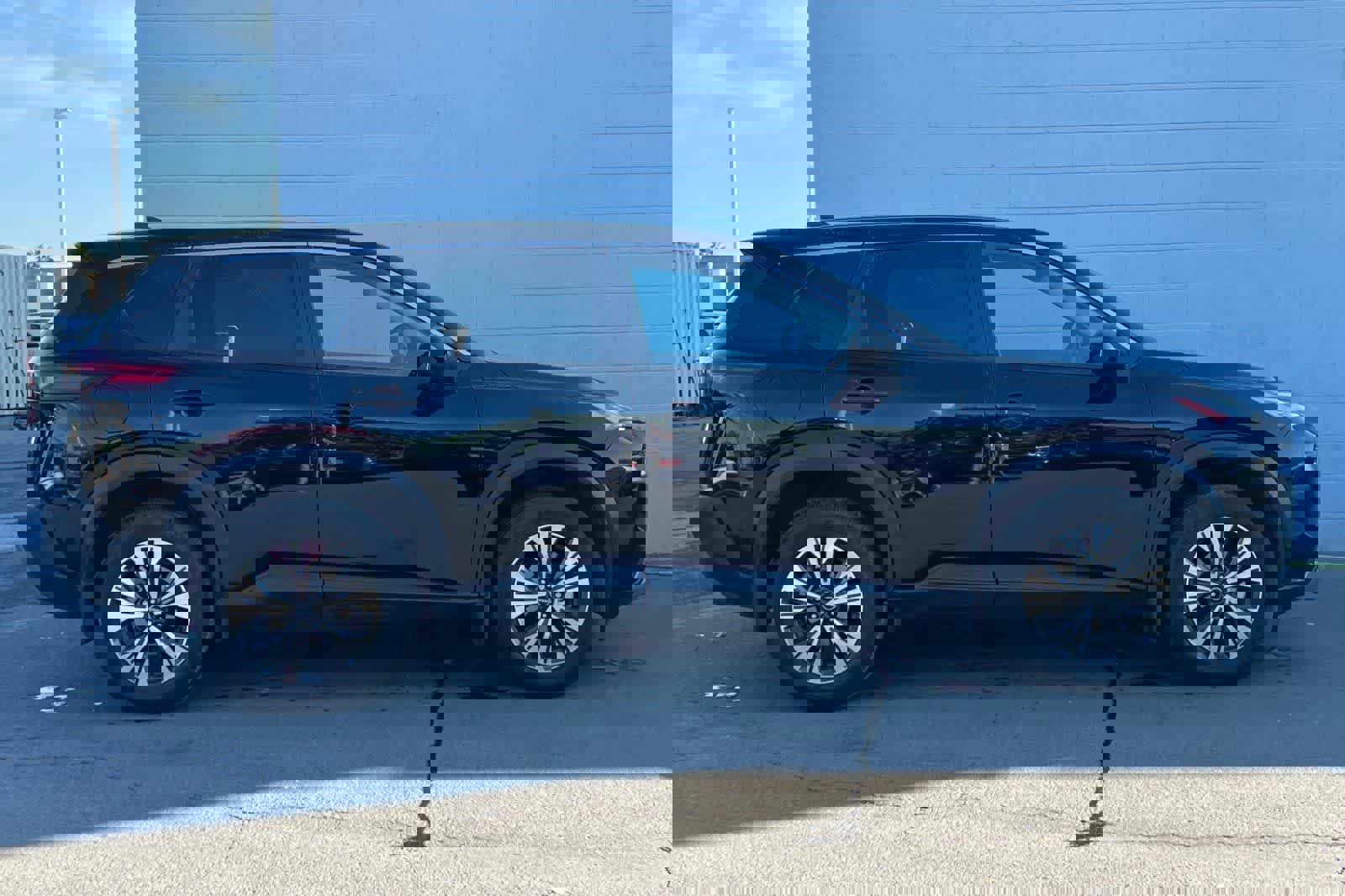 Used 2023 Nissan Rogue SV image 9