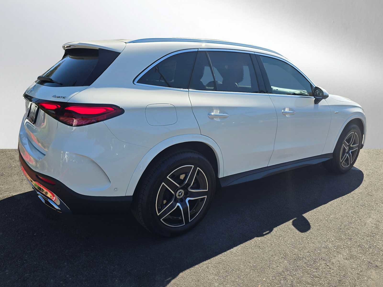 Used 2025 Mercedes-Benz GLC 350e 4MATIC image 3