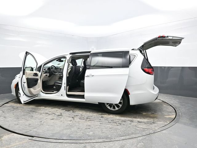 Used 2023 Chrysler Pacifica Touring-L image 35