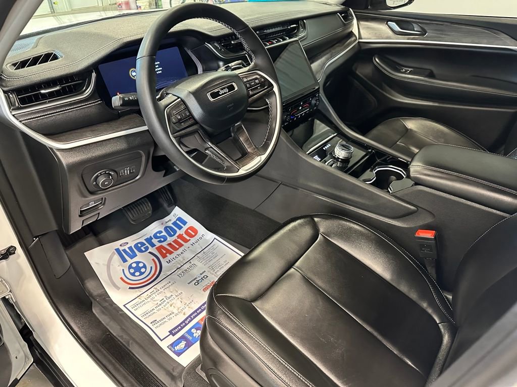 Used 2023 Jeep Grand Cherokee Limited w/ Black Appearance Package AWD/4WD image 15