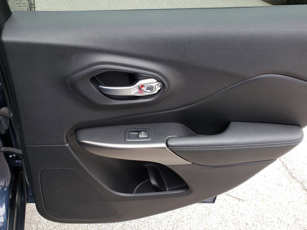 Used 2020 Jeep Cherokee Latitude w/ Cold Weather Group FWD image 16