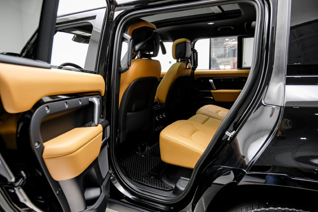 Used 2024 Land Rover Defender 110 V8 AWD/4WD image 49