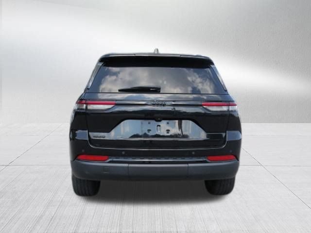 Used 2023 Jeep Grand Cherokee Altitude AWD/4WD image 5