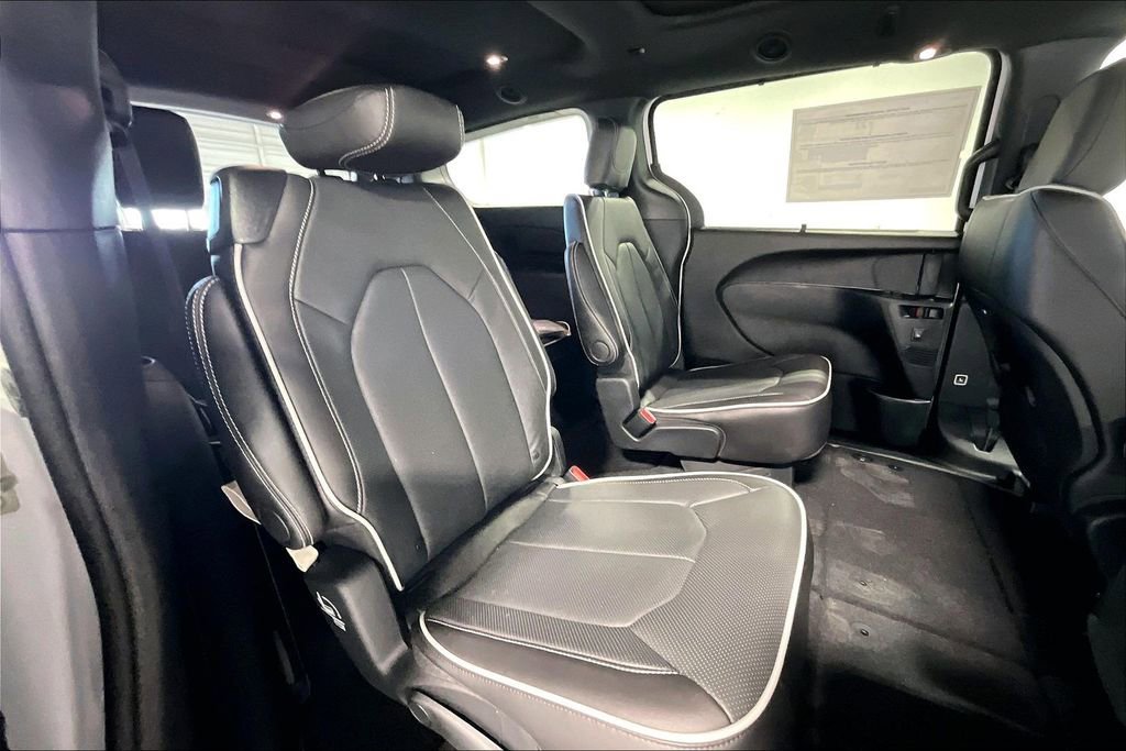 New 2026 Chrysler Pacifica Limited w/ S Appearance Package image 9