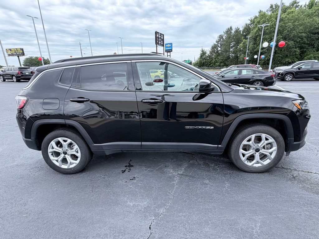 Used 2025 Jeep Compass Latitude AWD/4WD image 4