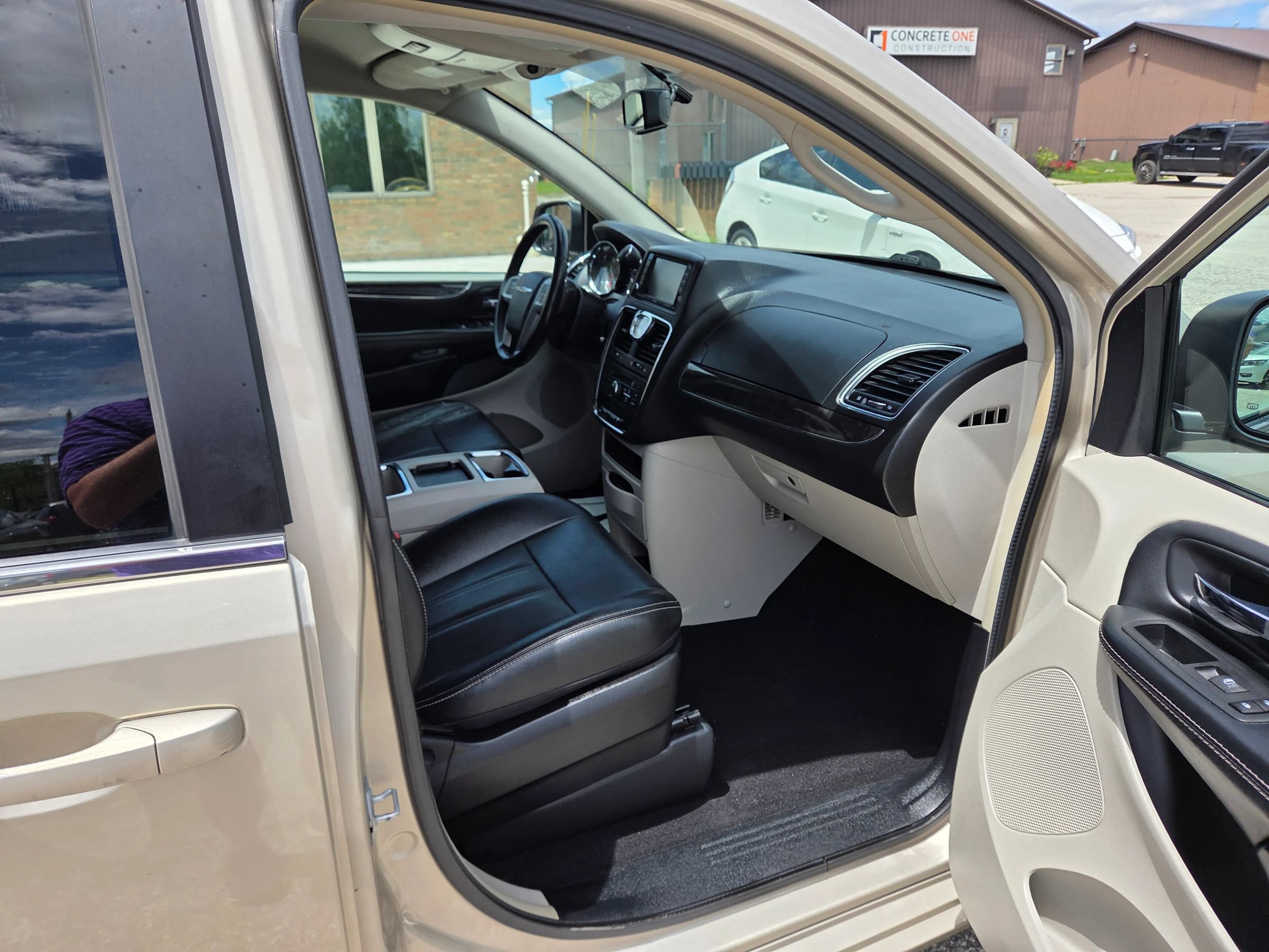 Used 2016 Chrysler Town & Country Touring FWD image 19