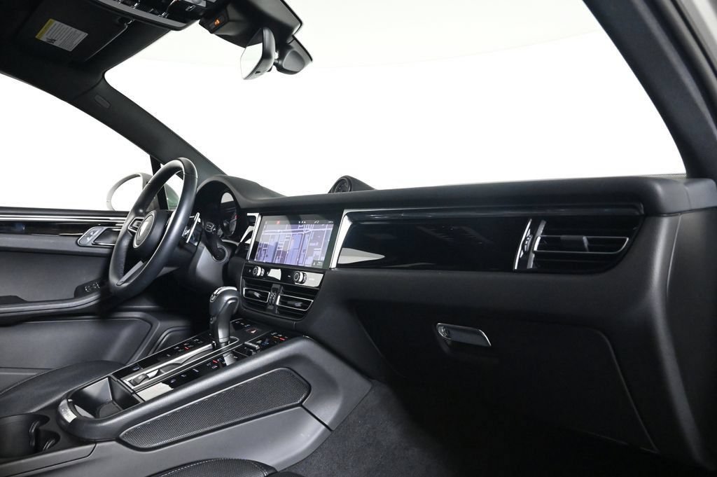 Certified 2023 Porsche Macan AWD/4WD image 17