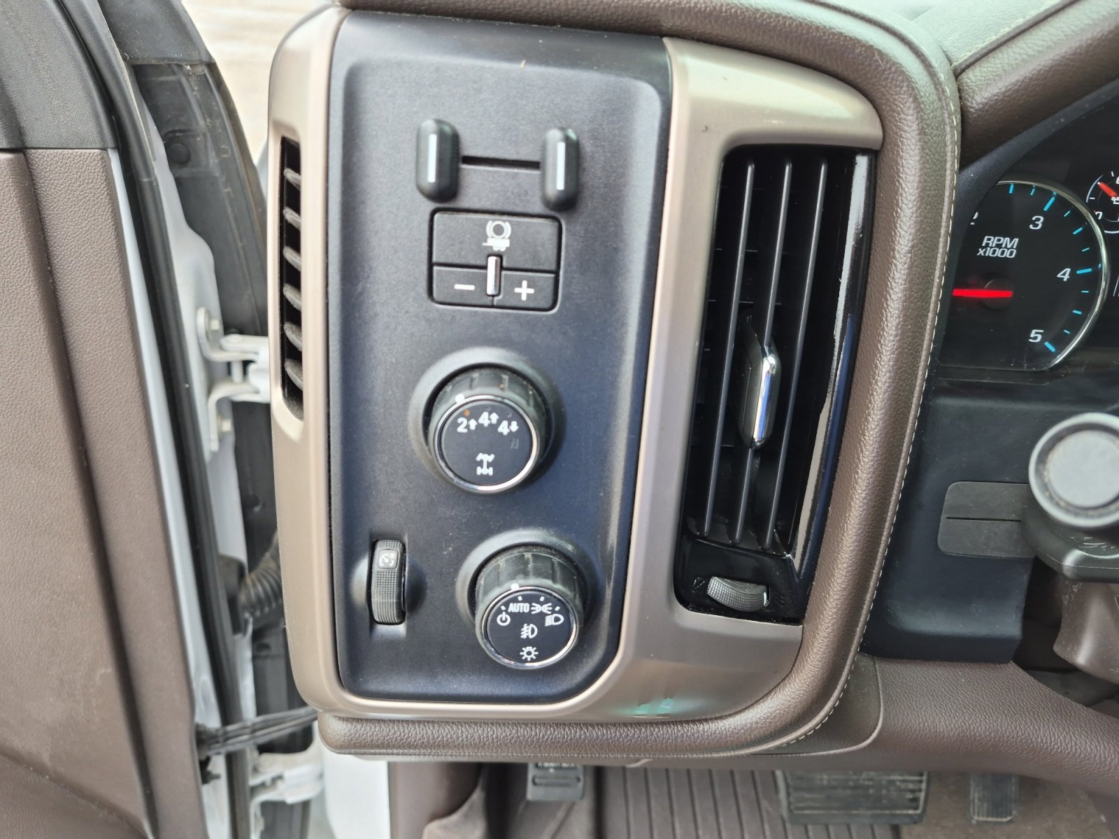 Used 2018 GMC Sierra 2500 Denali w/ Duramax Plus Package AWD/4WD image 28