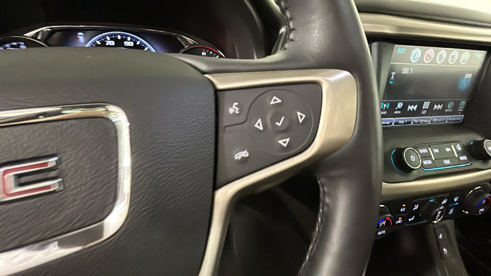 Used 2017 GMC Acadia Denali w/ Technology Package AWD/4WD image 21
