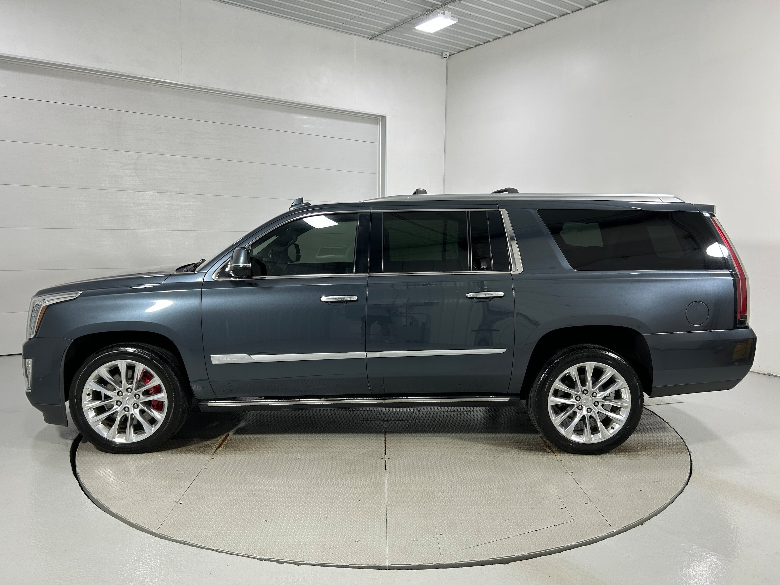 Used 2019 Cadillac Escalade ESV Platinum AWD/4WD image 24