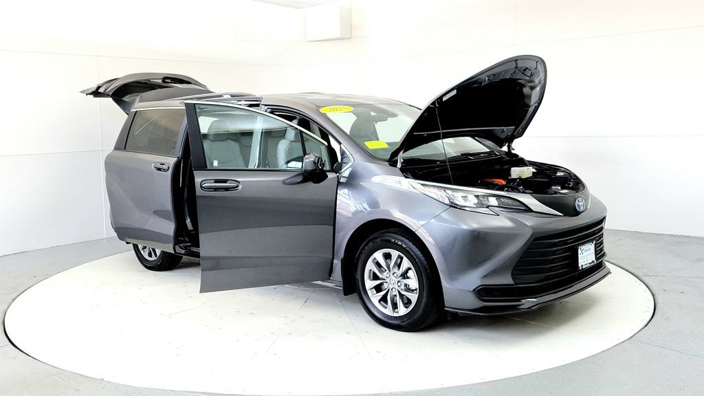 Certified 2025 Toyota Sienna LE AWD/4WD image 12