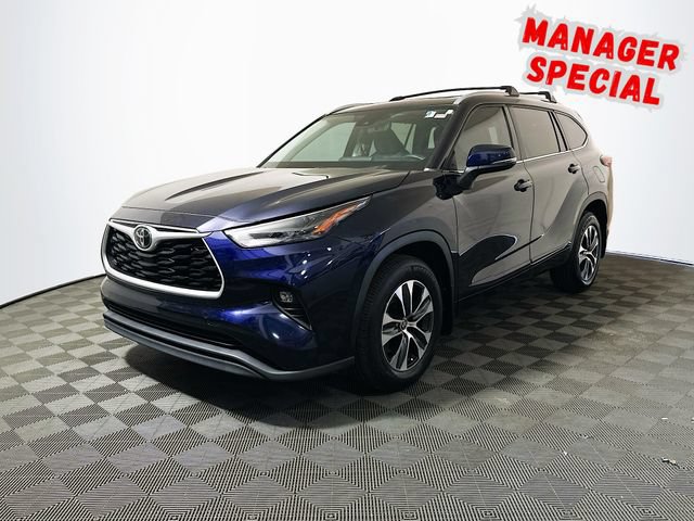 Used 2022 Toyota Highlander XLE AWD/4WD image 4
