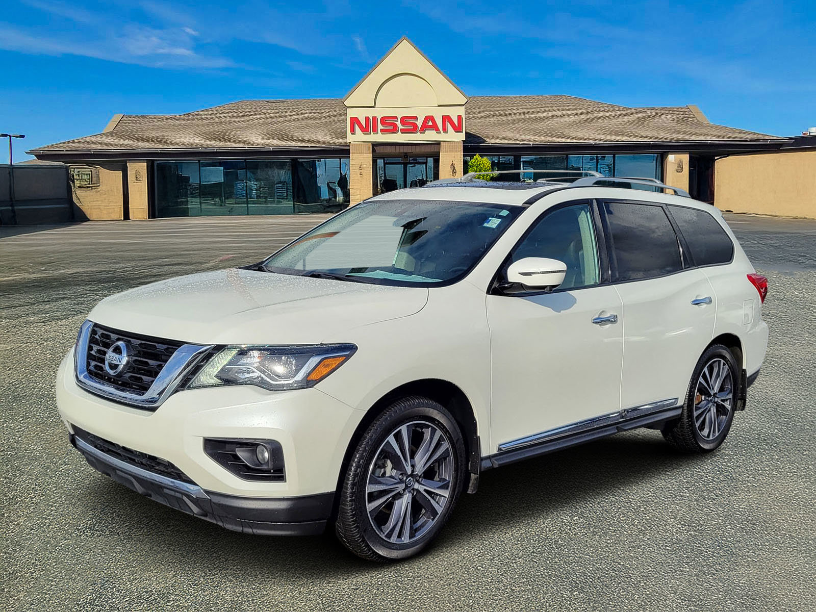 Used 2019 Nissan Pathfinder Platinum image 2