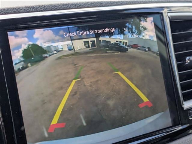 Used 2023 Chrysler Pacifica Touring-L FWD image 11