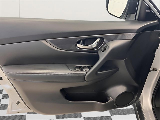 Used 2020 Nissan Rogue SV image 12