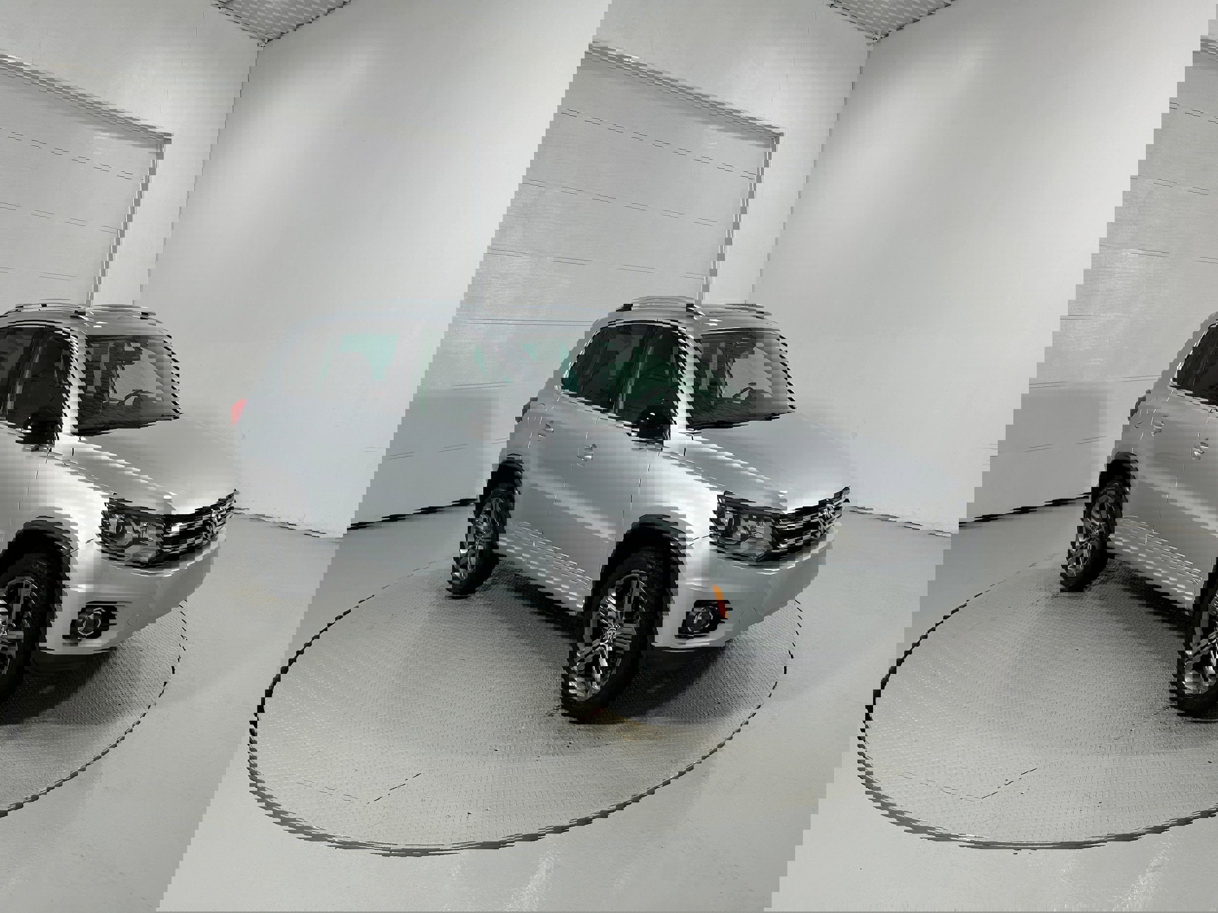 Used 2017 Volkswagen Tiguan Sport image 3