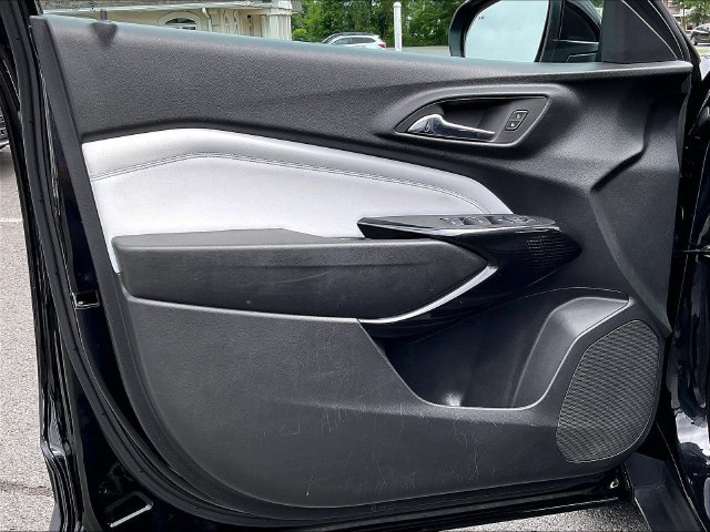 Used 2025 Chevrolet Trax LT w/ Sunroof Package FWD image 29