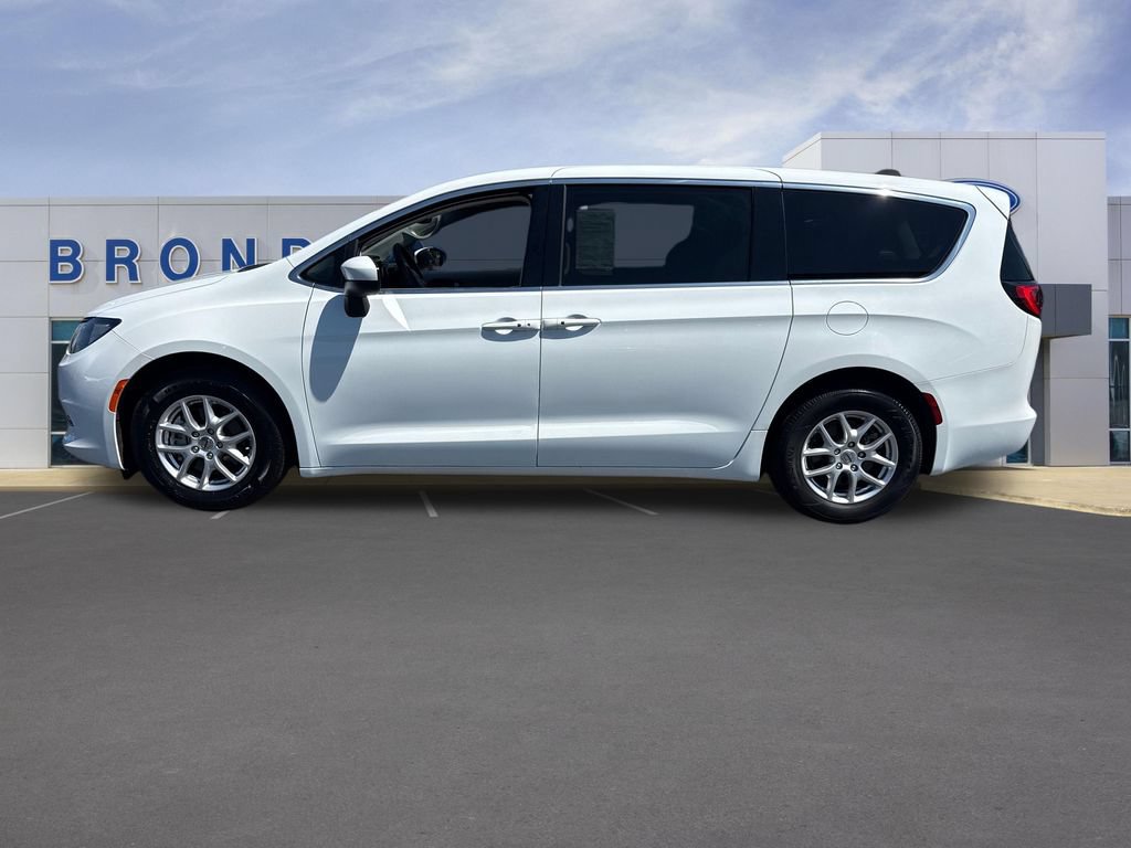 Used 2023 Chrysler Voyager LX FWD image 1