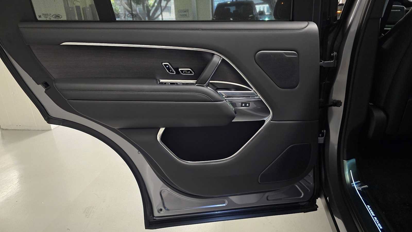 New 2026 Land Rover Range Rover Long Wheelbase SE AWD/4WD image 15