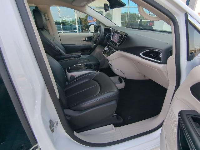 Used 2024 Chrysler Pacifica Touring-L FWD image 19