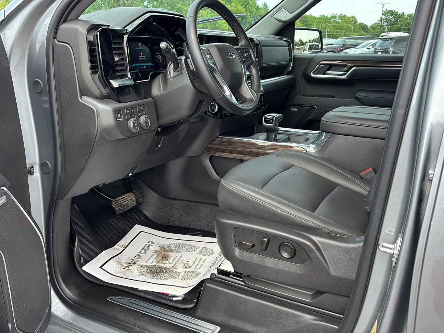 Used 2026 Chevrolet Silverado 1500 LT Trail Boss w/ Convenience Package II AWD/4WD image 17
