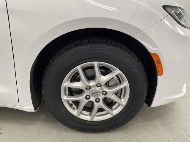 Used 2024 Chrysler Pacifica Touring-L FWD image 14