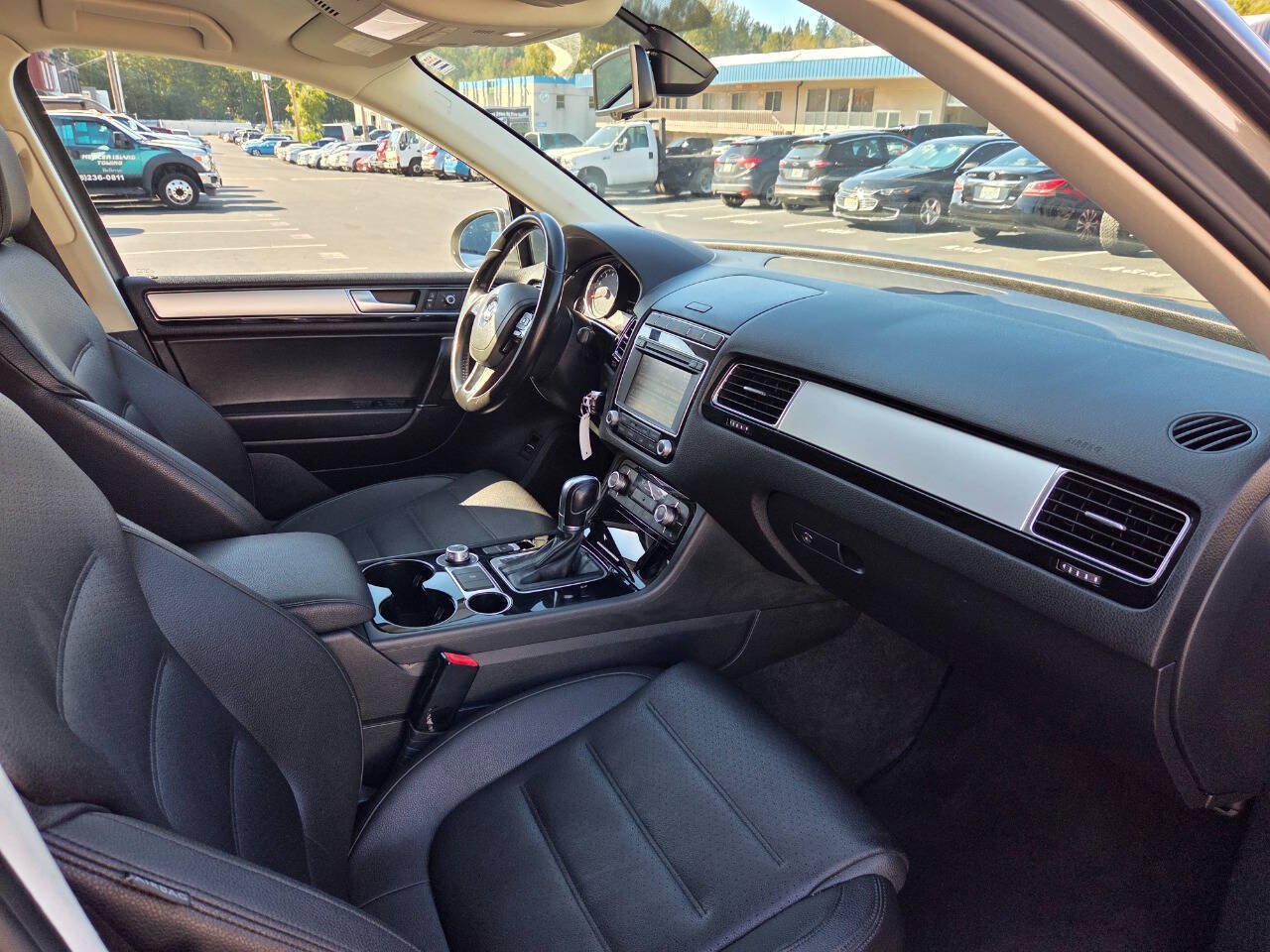 Used 2015 Volkswagen Touareg Sport AWD/4WD image 15