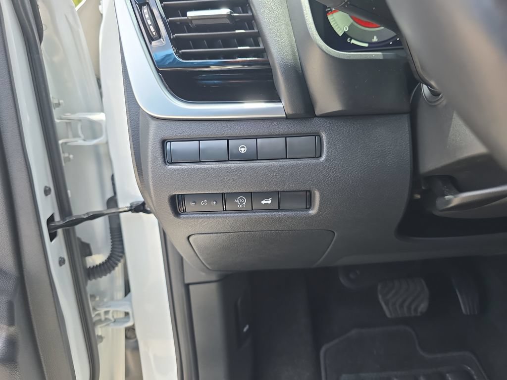 Used 2024 Nissan Rogue SL FWD image 22