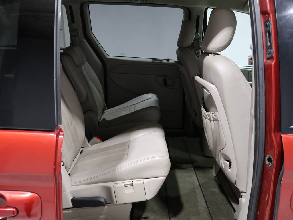 Used 2007 Chrysler Town & Country Touring image 20