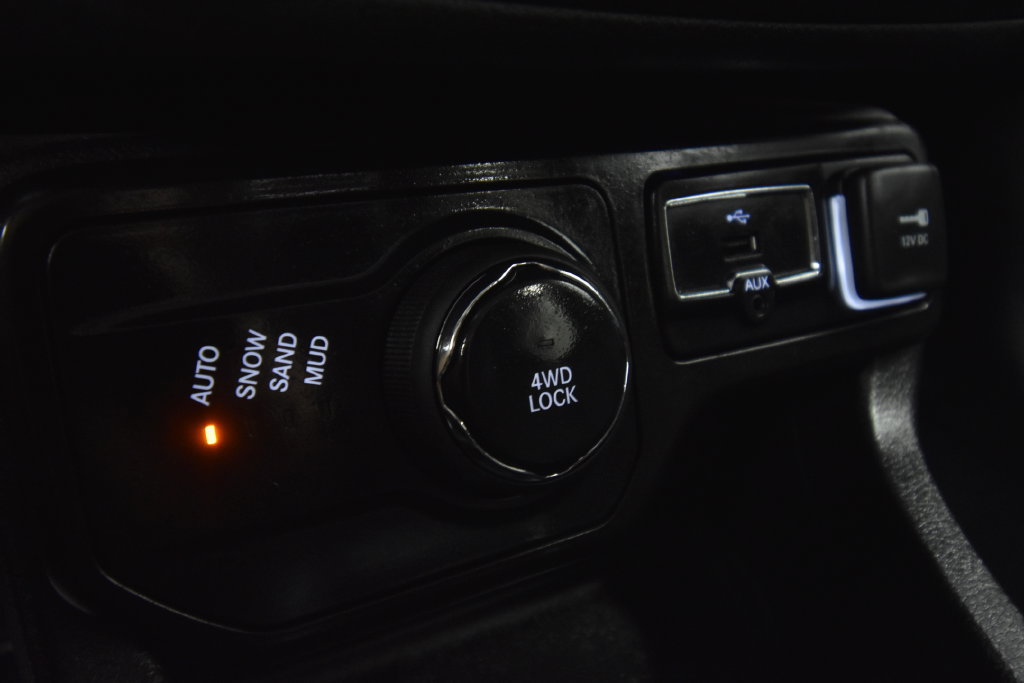 Used 2023 Jeep Renegade Latitude AWD/4WD image 27