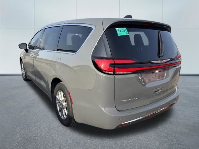 Used 2025 Chrysler Pacifica Select image 6