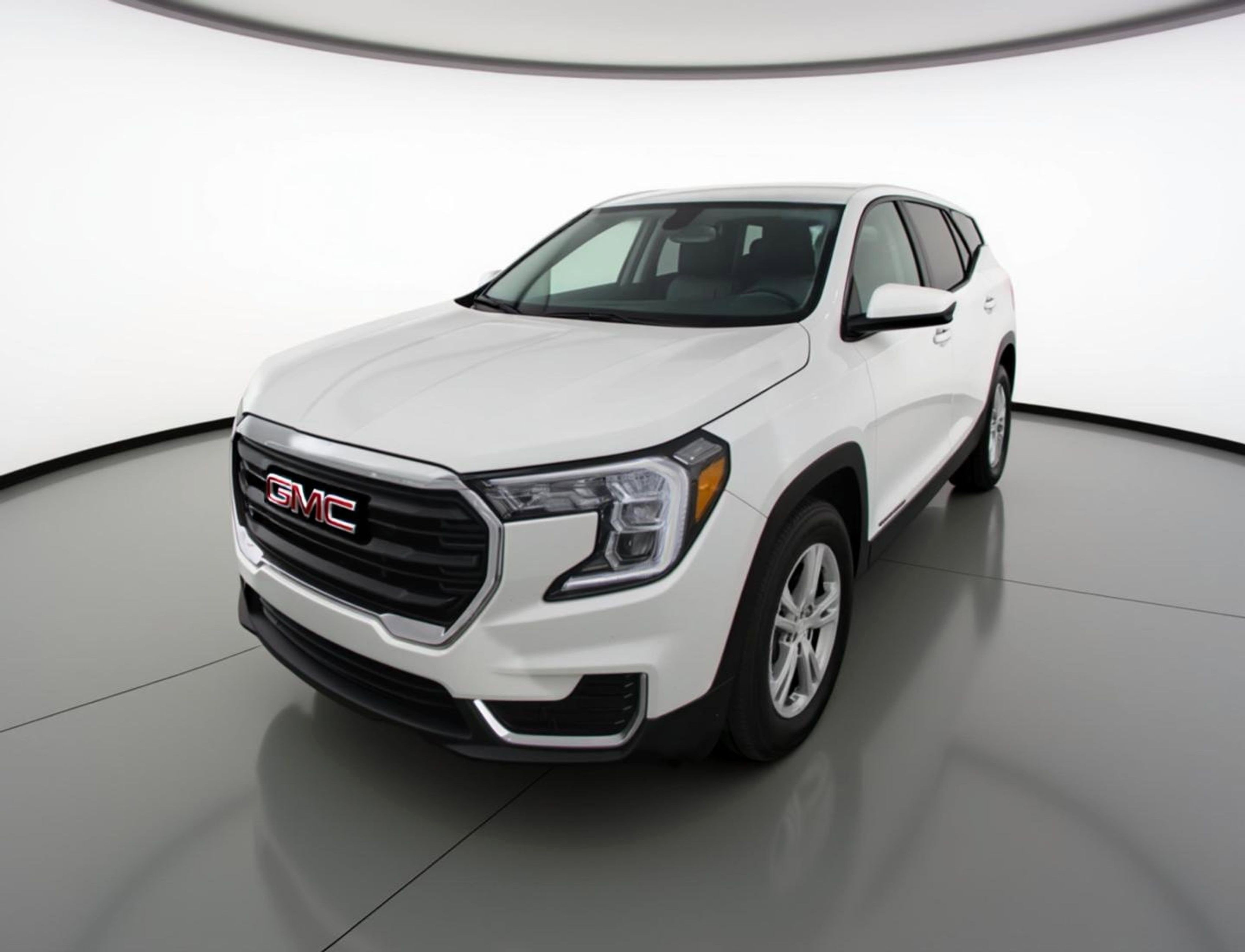 Used 2024 GMC Terrain SLE image 3