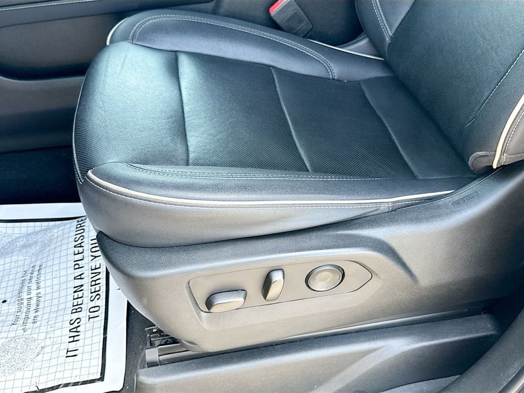 Used 2023 GMC Yukon XL SLT w/ SLT Luxury Package AWD/4WD image 25
