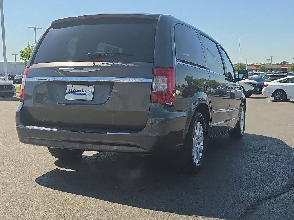Used 2016 Chrysler Town & Country Touring w/ Driver Convenience Group FWD image 7