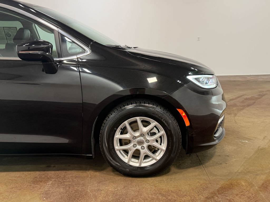 Used 2024 Chrysler Pacifica Touring-L FWD image 30