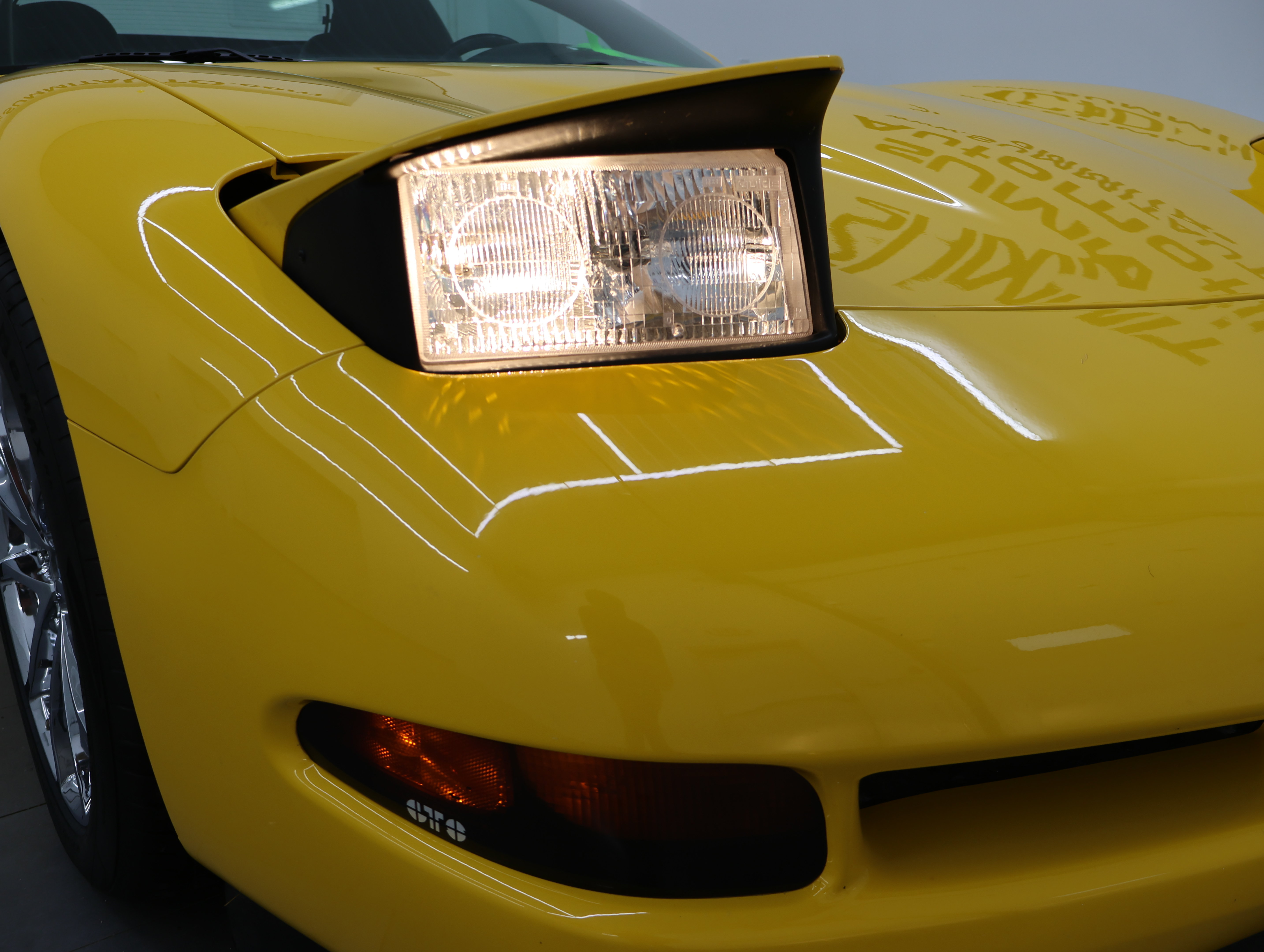 Used 2000 Chevrolet Corvette Convertible w/ Memory Pkg RWD image 17
