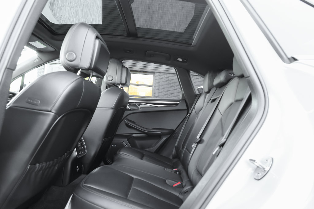 Certified 2023 Porsche Macan Turbo AWD/4WD image 33