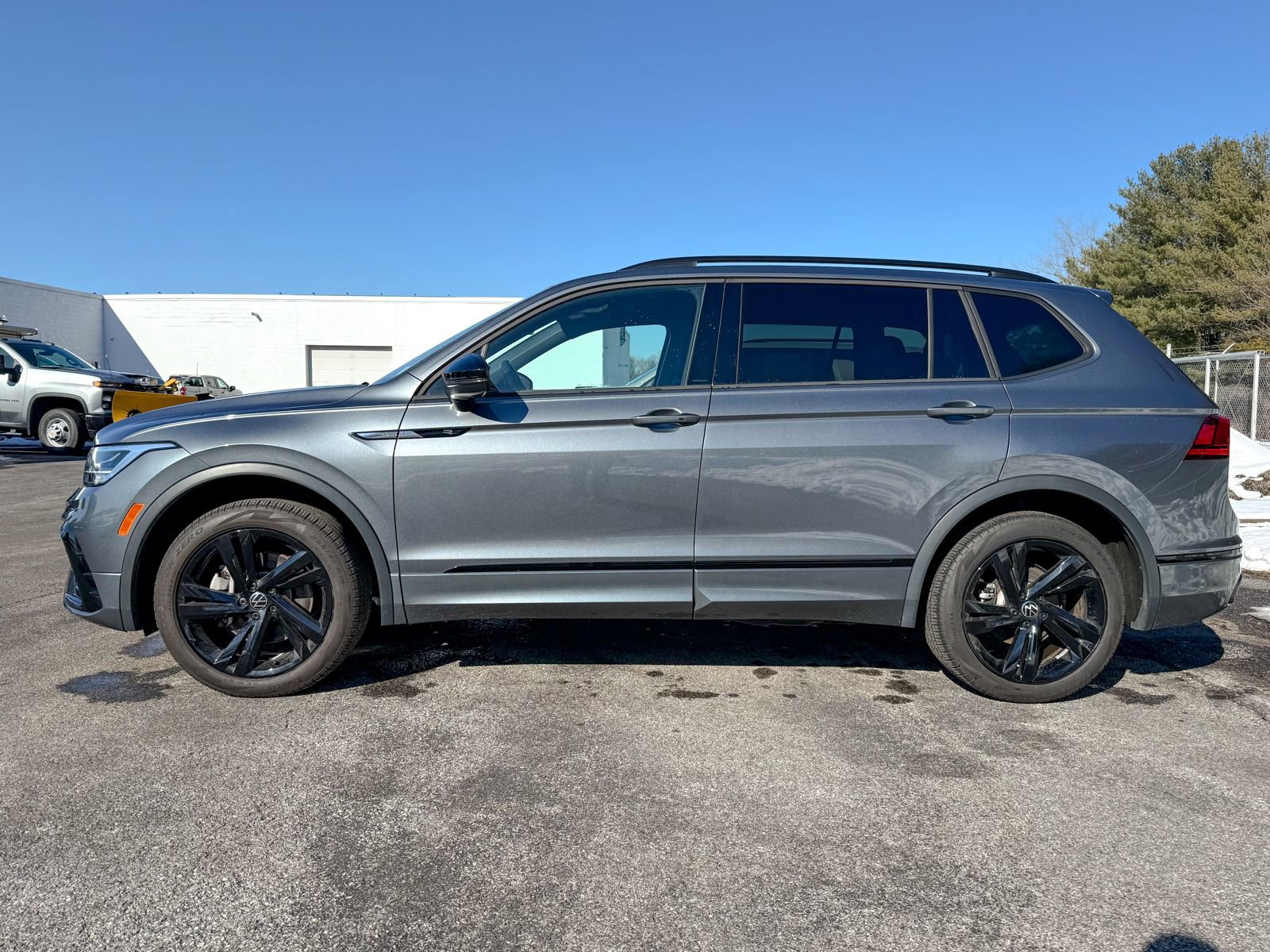 Used 2024 Volkswagen Tiguan SE R-Line image 4