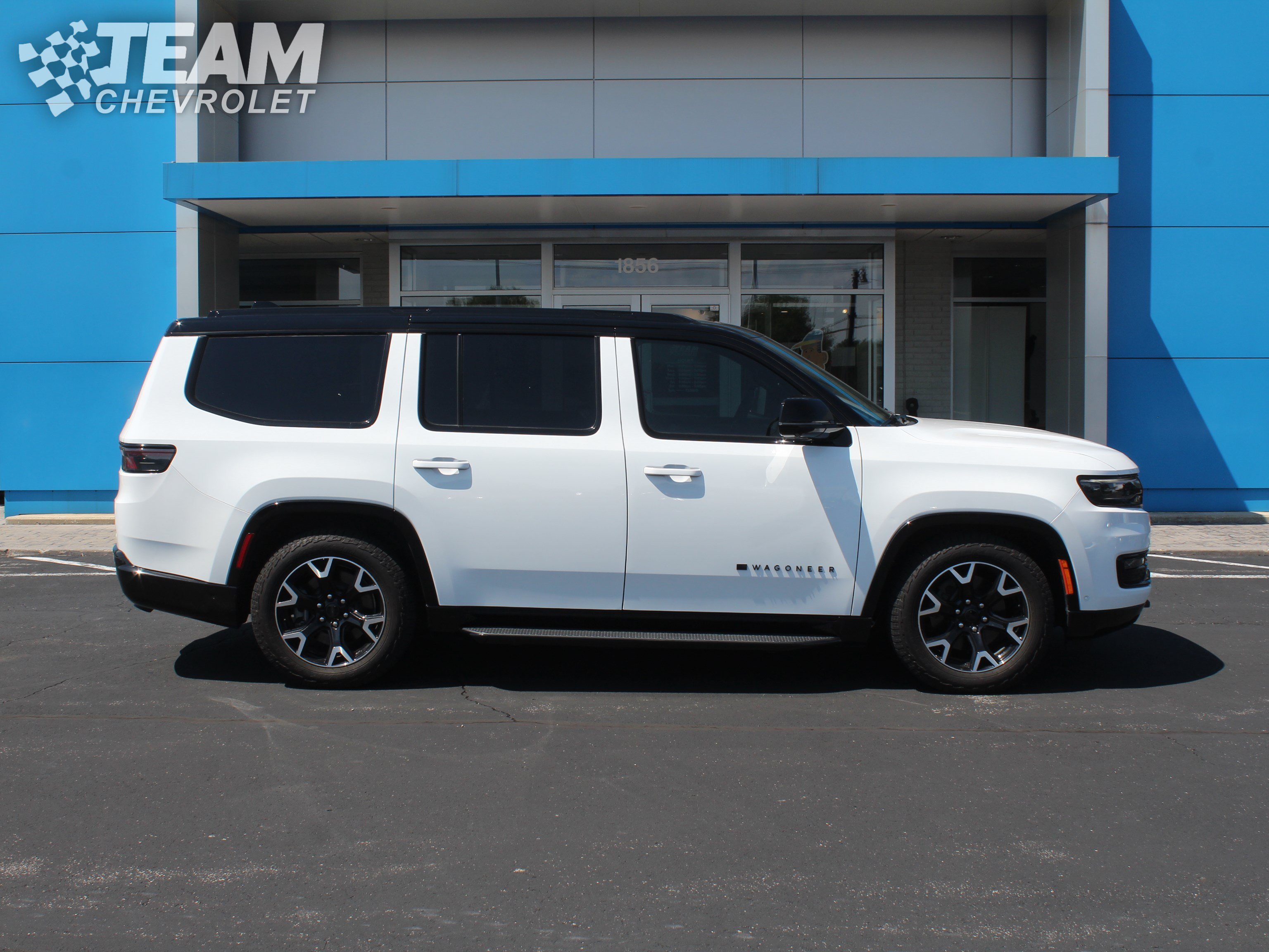 Used 2025 Jeep Wagoneer Series II AWD/4WD image 3