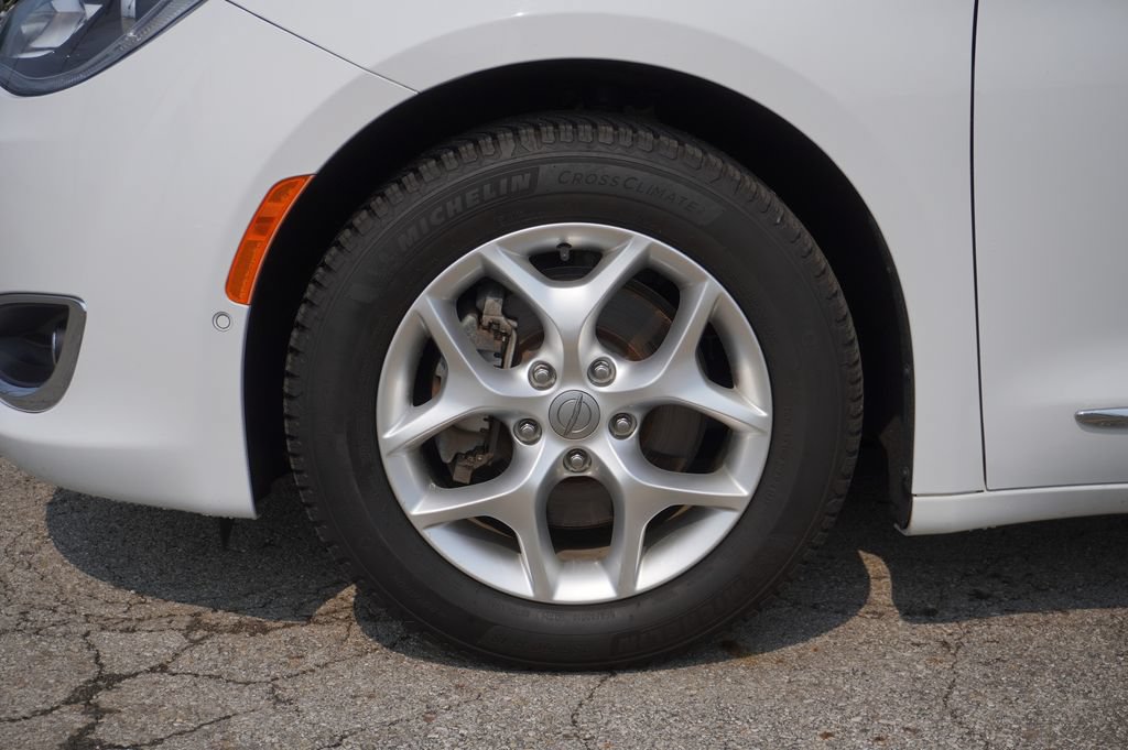 Used 2020 Chrysler Pacifica Touring-L Plus w/ Tire & Wheel Group FWD image 10