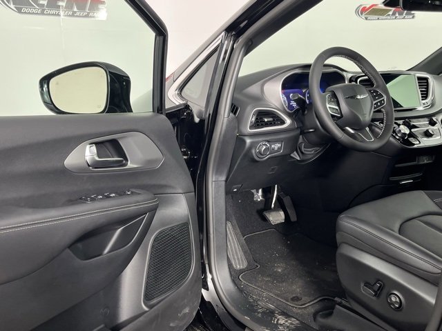 New 2026 Chrysler Voyager LX image 21