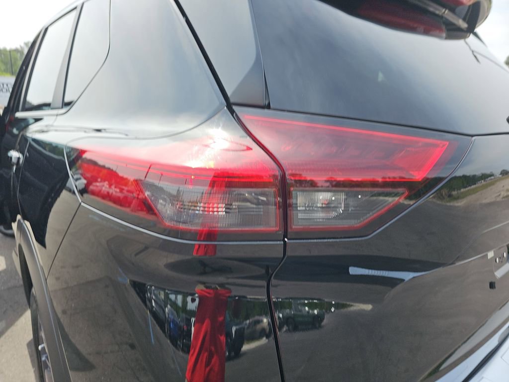 Used 2025 Nissan Rogue SV w/ SV Premium Package image 37