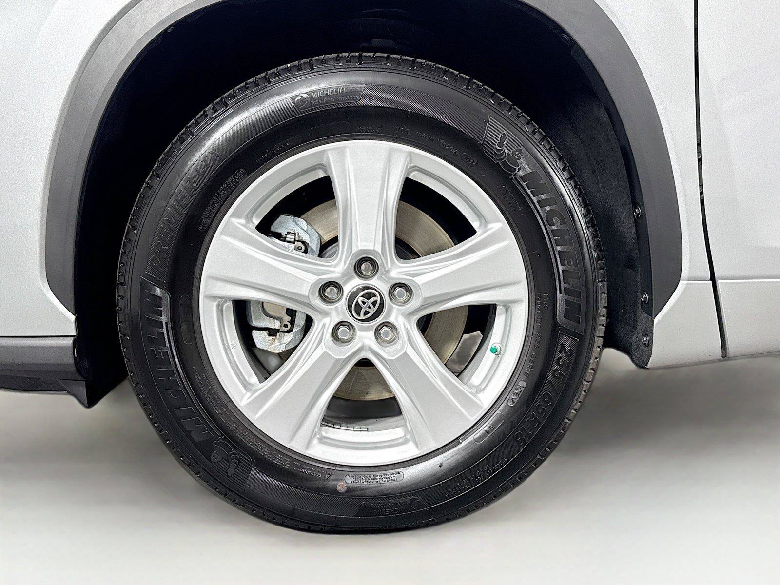Used 2024 Toyota Highlander LE FWD image 12