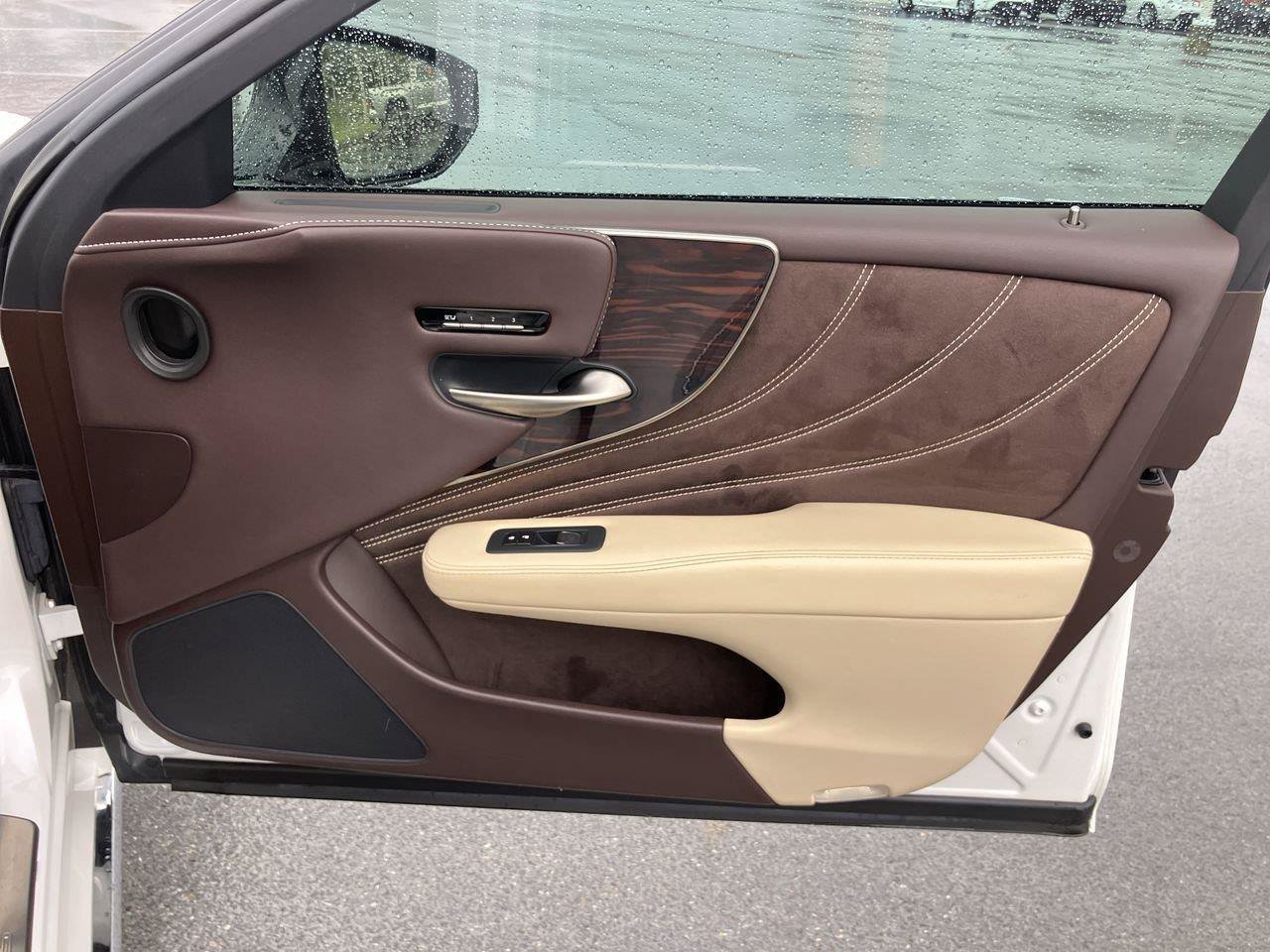 Used 2018 Lexus LS 500h w/ Luxury Package RWD image 34