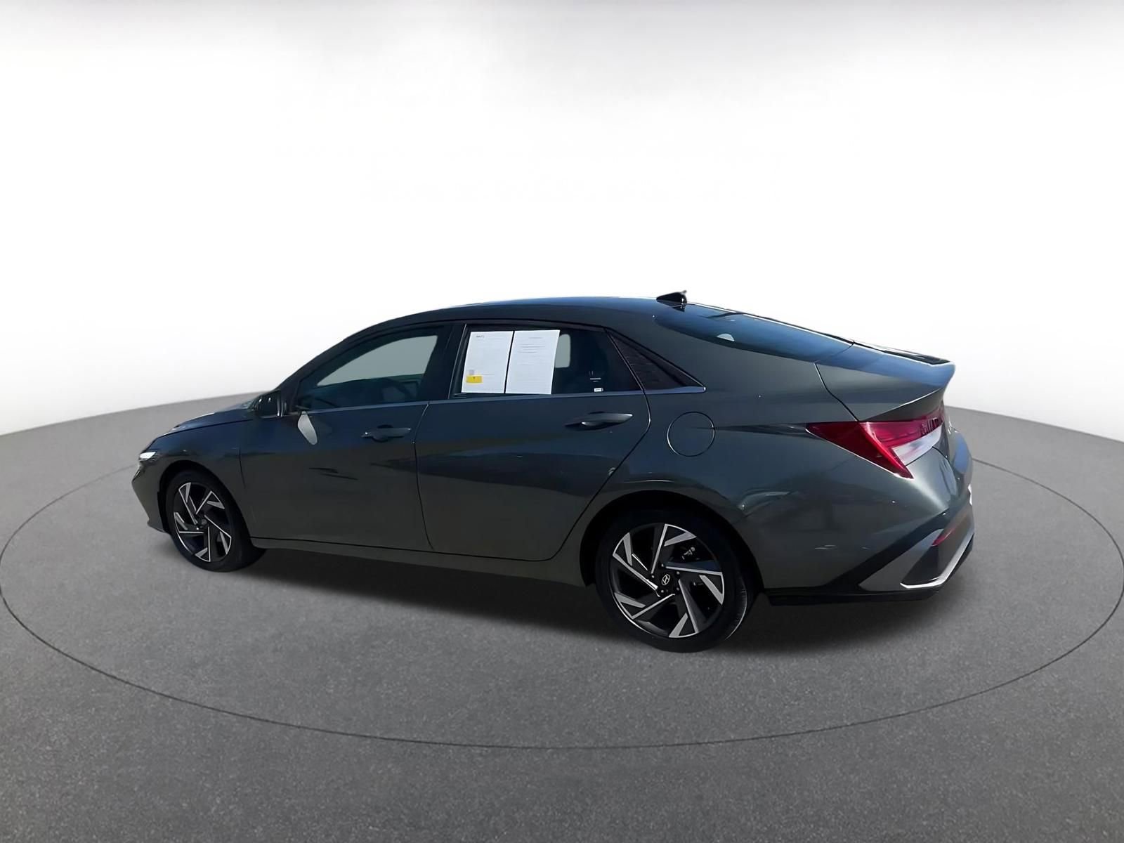 Used 2025 Hyundai Elantra Limited image 10