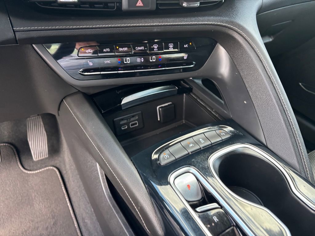 Used 2022 Buick Envision Essence w/ Technology Package I image 17